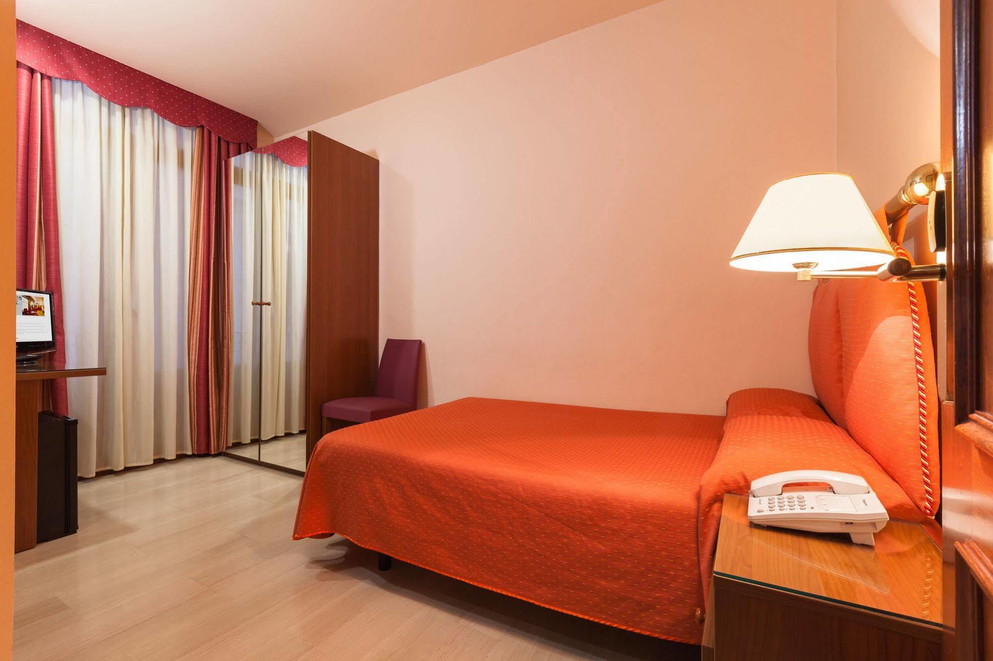 อัลบา โฮเต็ล Hotel บาร์เซโลนา ภายนอก รูปภาพ